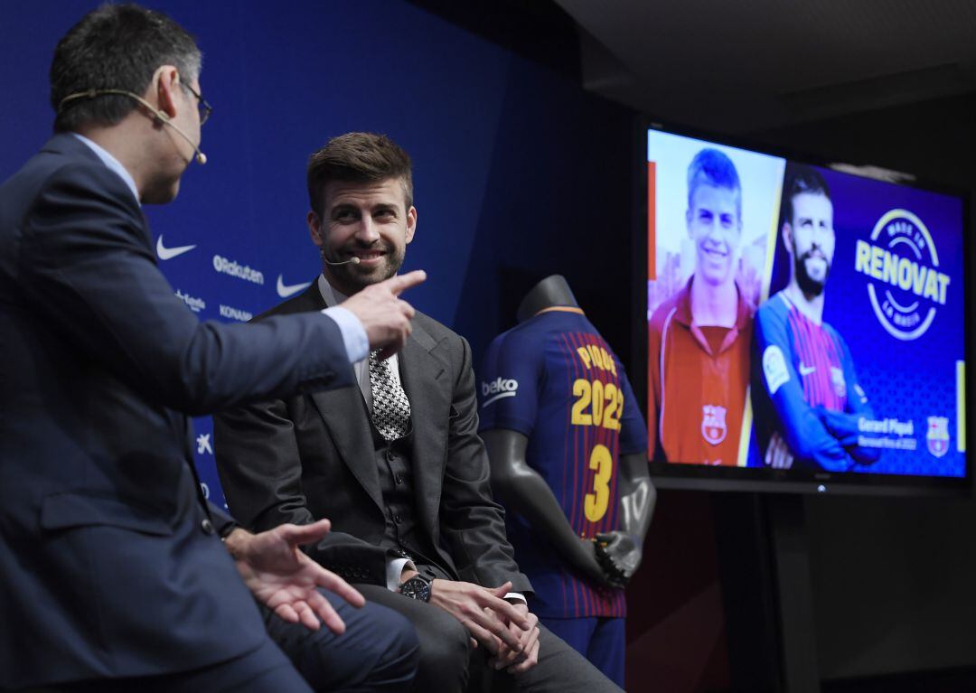 Piqué y Bartomeu en un acto de presentación