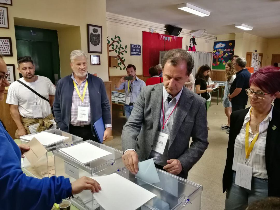 Momento en el que Frnacisco León deposita su voto