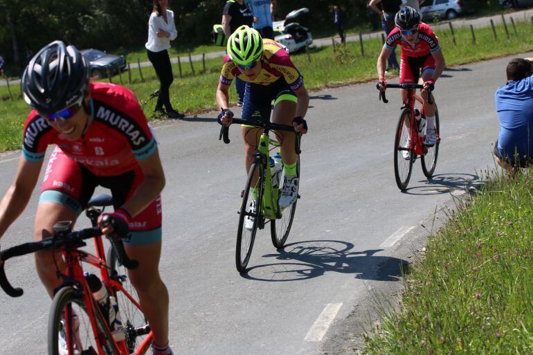 Sara Martín con el maillot de campeona de Castilla y León en la reciente Vuelta a Burgos.