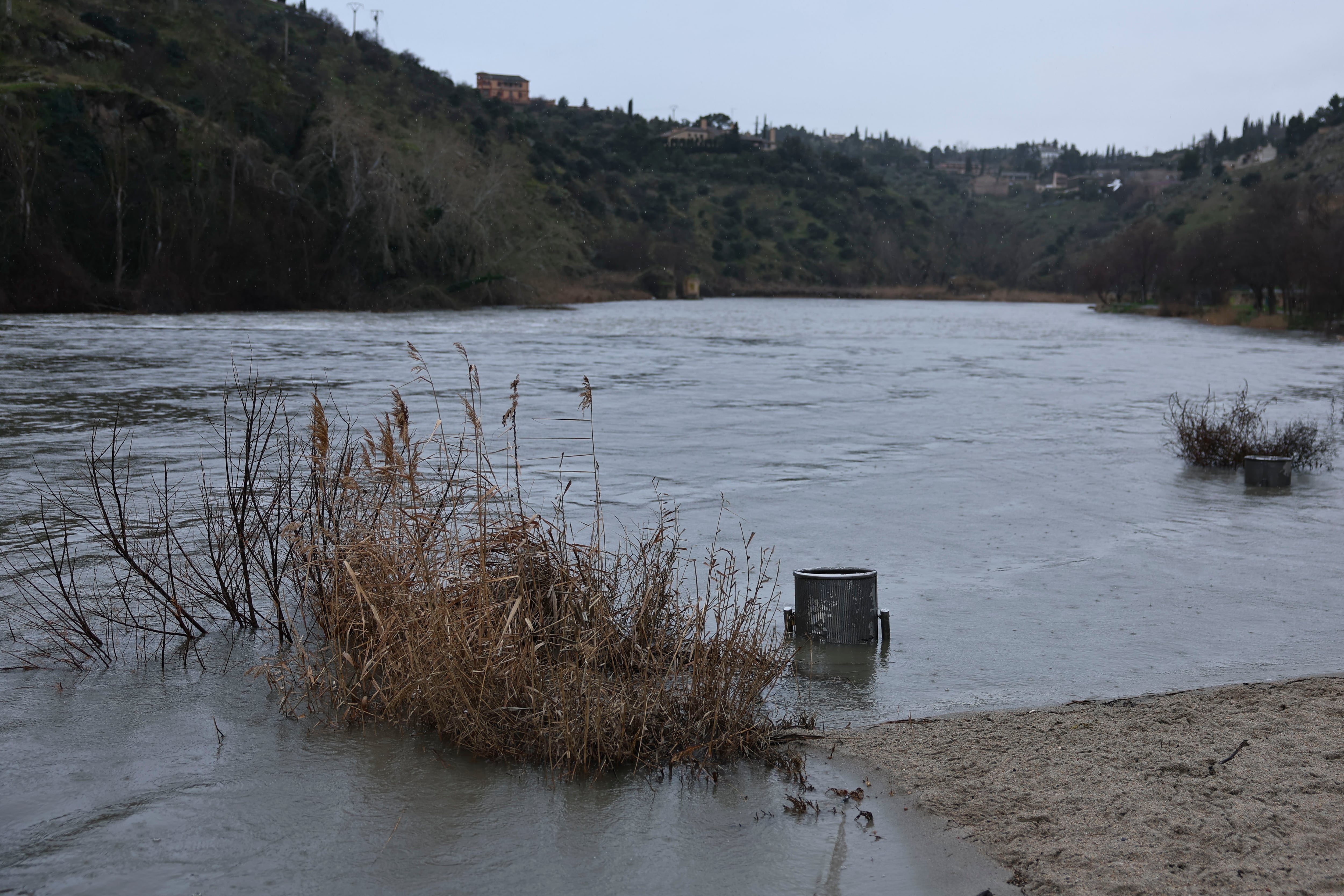 Imagen de archivo de la vista de la crecida del río Tajo a su paso por Toledo el pasado viernes. EFE/ Ismael Herrero
