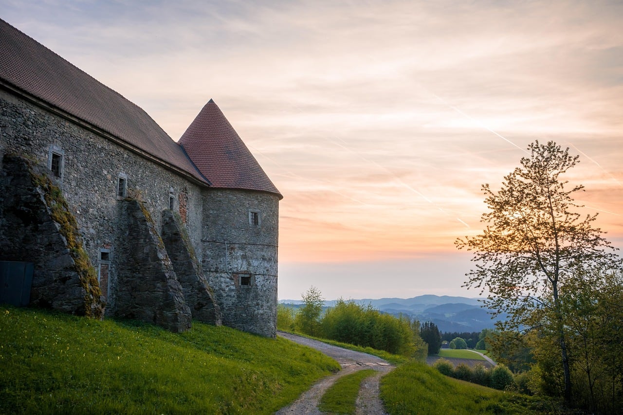 Hi ha castells, grans propietats, joies i obres d'art que podrien baratar de mans si triomfa la reclamació judicial.