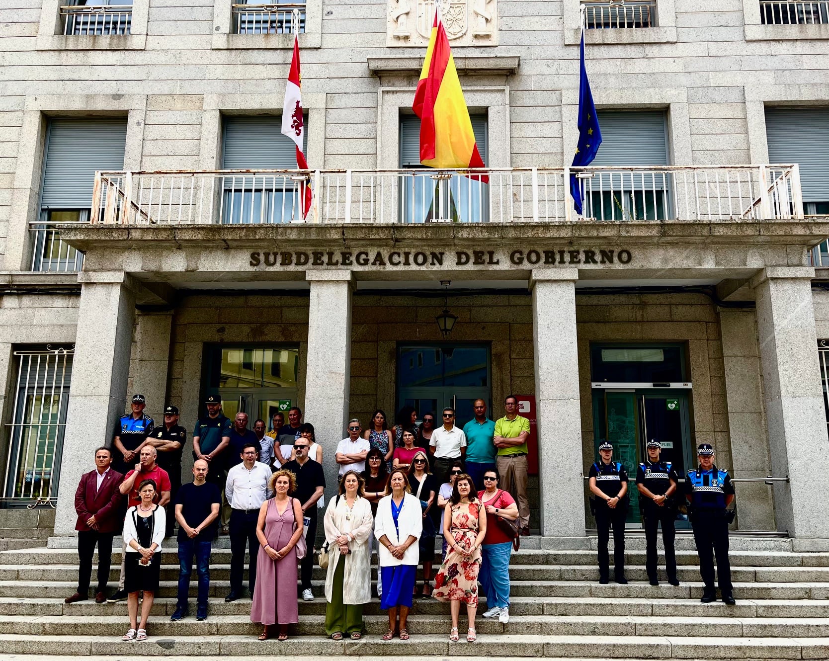 Minuto de silencio frente a la subdelegación de gobierno de Segovia por las victimas de violencia de genero de este último fin de semana.