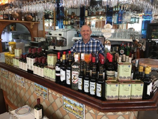 Antonio Moreno en la barra de la Taberna Luque. Córdoba