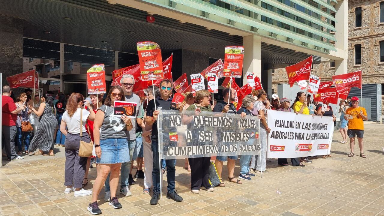 CCOO PV ha celebrado una concentración, ante la Ciudad Administrativa 9 d’Octubre de València, para exigir la dimisión de la vicepresidenta y consellera de Servicios Sociales, Susana Camarero
