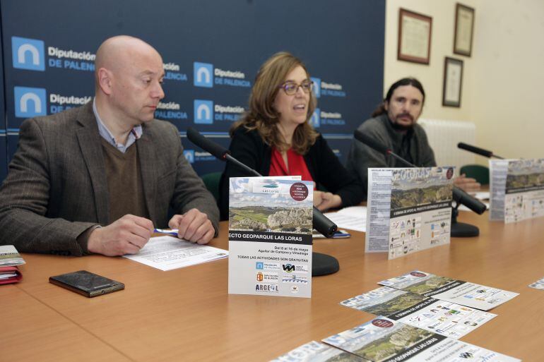 La presidenta de la Diputación de Palencia, Ángeles Armisén y el vicepresidente de la Institución, Luis Calderón, junto con el responsable de la Asociación de la reserva Geológica de Las Loras (Argeol), José Ángel Sánchez