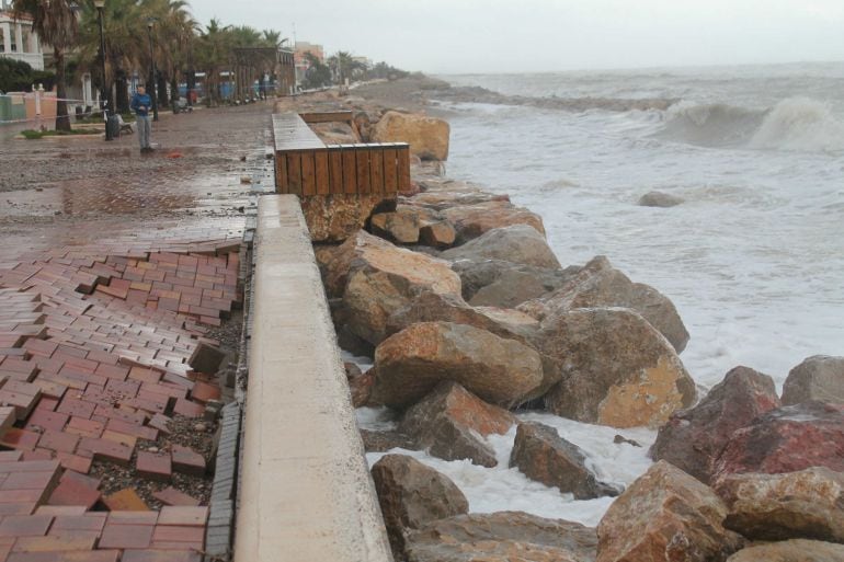 El temporal ha causado daños en la costa de Almenara