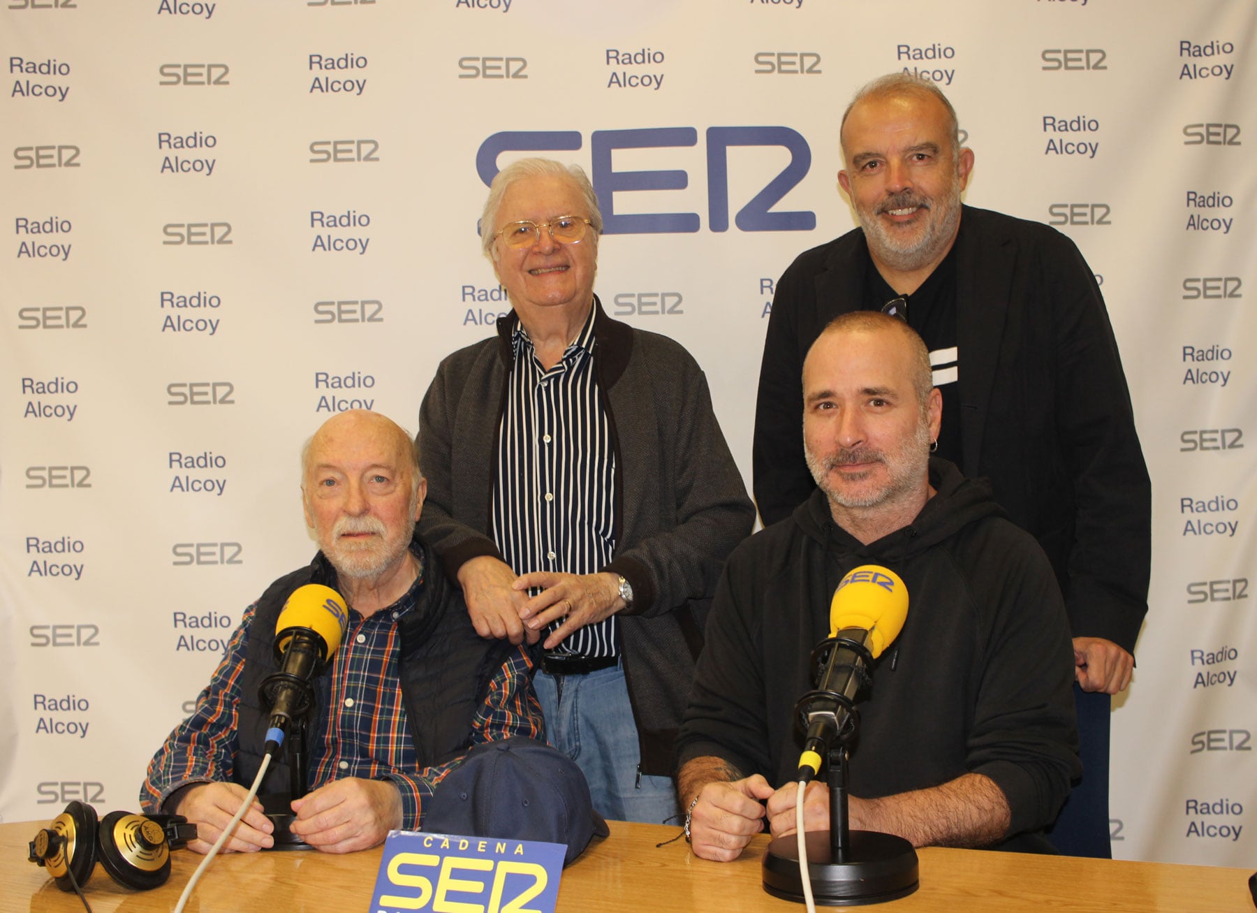 José María Valls Satorres, Pepe Valiente, Paco Aznar y Jordi Martínez, en el estudio central de Radio Alcoy