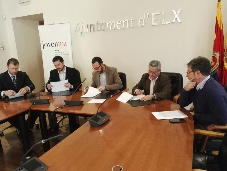 Firma del convenio entre el Ayuntamiento y JOVEMPA