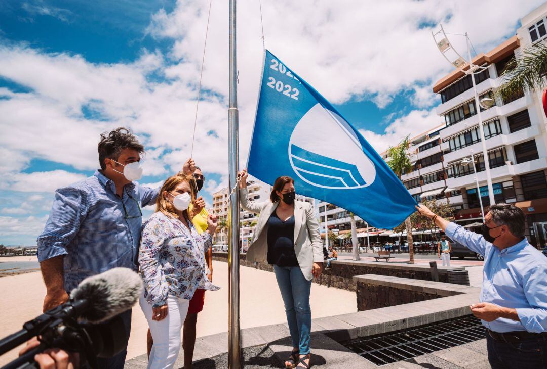 La alcaldesa de Arrecife, Ástrid Pérez, izando la bandera azul en el Reducto junto varios concejales del Grupo de Gobierno.