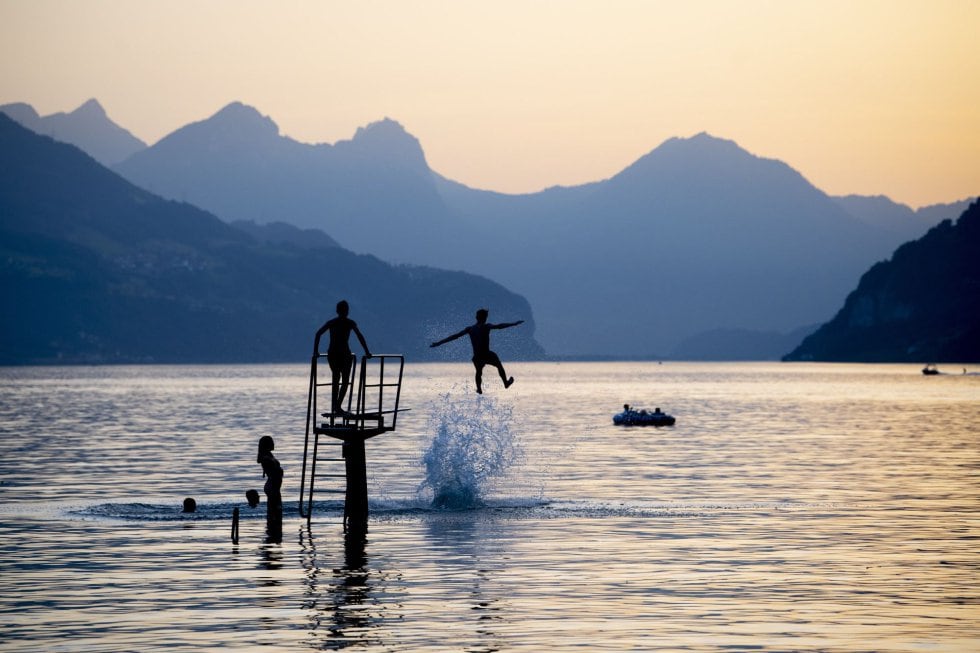 Varios jóvenes se dan un chapuzón en el lago Walensee.