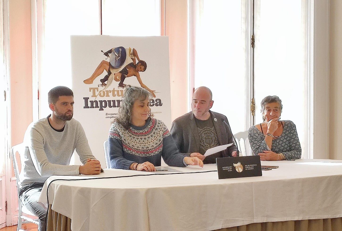 Portavoces de la Red de Personas Torturadas de Navarra en la rueda de prensa para presentar la Cuarta conferencia internacional sobre la tortura.
