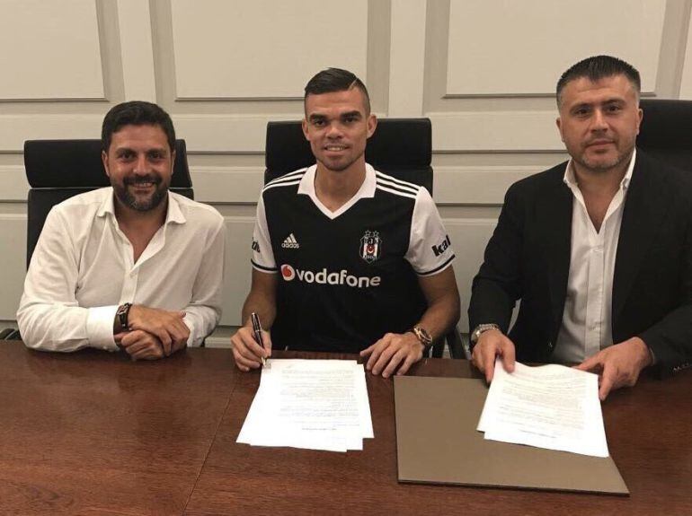 Pepe firma su nuevo contrato con la camiseta del Besiktas puesta