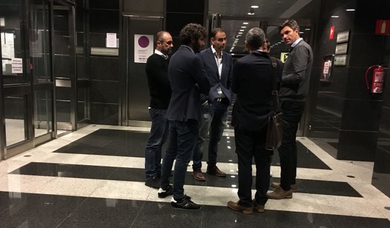 Mauricio Pellegrino conversa con su cuerpo técnico y abogado después del juicio contra el Alavés.