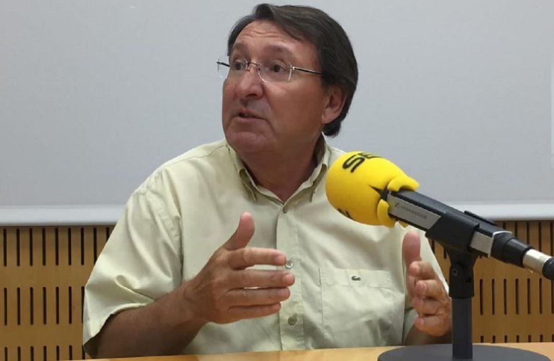 Vicente Furió en los estudios de Radio Valencia