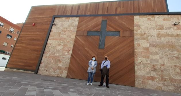 Yolanda Gómez presidenta de la Asociación de Cofradías junto a un miembro de la Hermandad del Silencio, en la fachada del flamante guardapasos inaugurado en plena pandemia