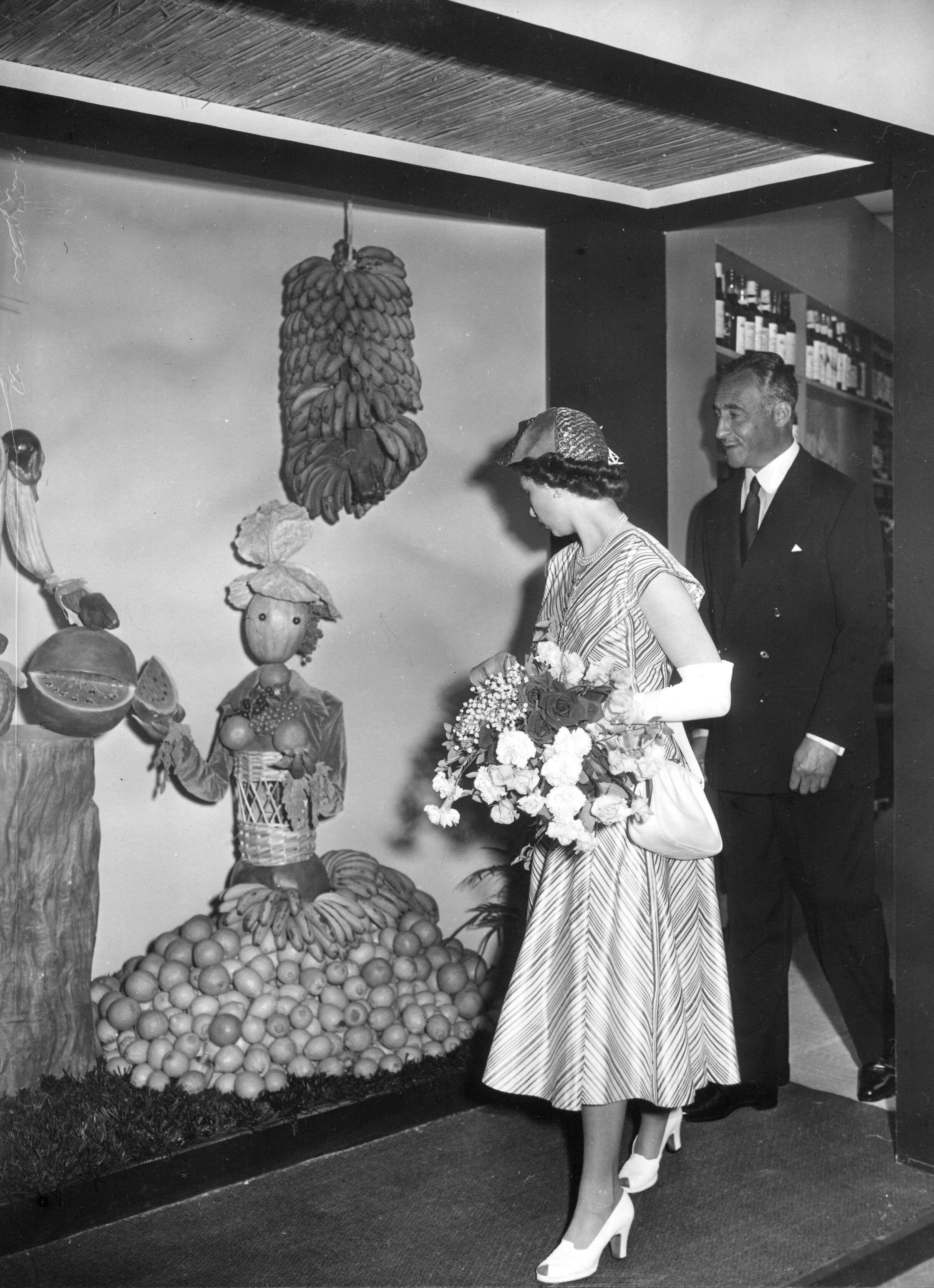 LONDRES (REINO UNIDO), 13/09/2022.- Imagen de archivo de 1954 de la reina Isabel II, con 28 años de edad, durante su visita en los inicios de su reinado a la exposición que la Federación Agrícola del Norte de Tenerife (FAST) montó en la Feria de Alimentación del Olimpia Hall de Londres. EFE/FAST SÓLO USO EDITORIAL / SÓLO DISPONIBLE PARA ILUSTRAR LA NOTICIA QUE ACOMPAÑA (CRÉDITO OBLIGATORIO)
