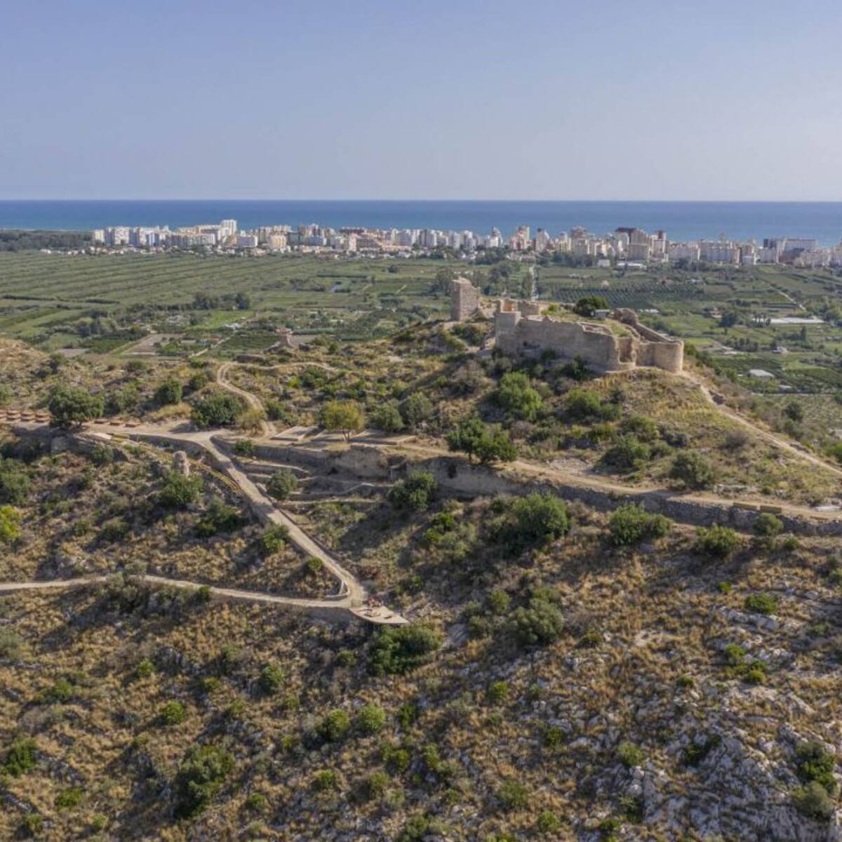 El Castell de Bairén sigue sin el acceso prometido para superar la línea férrea y la Nacional 332