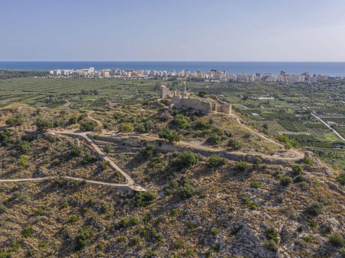 El Castell de Bairén sigue sin el acceso prometido para superar la línea férrea y la Nacional 332