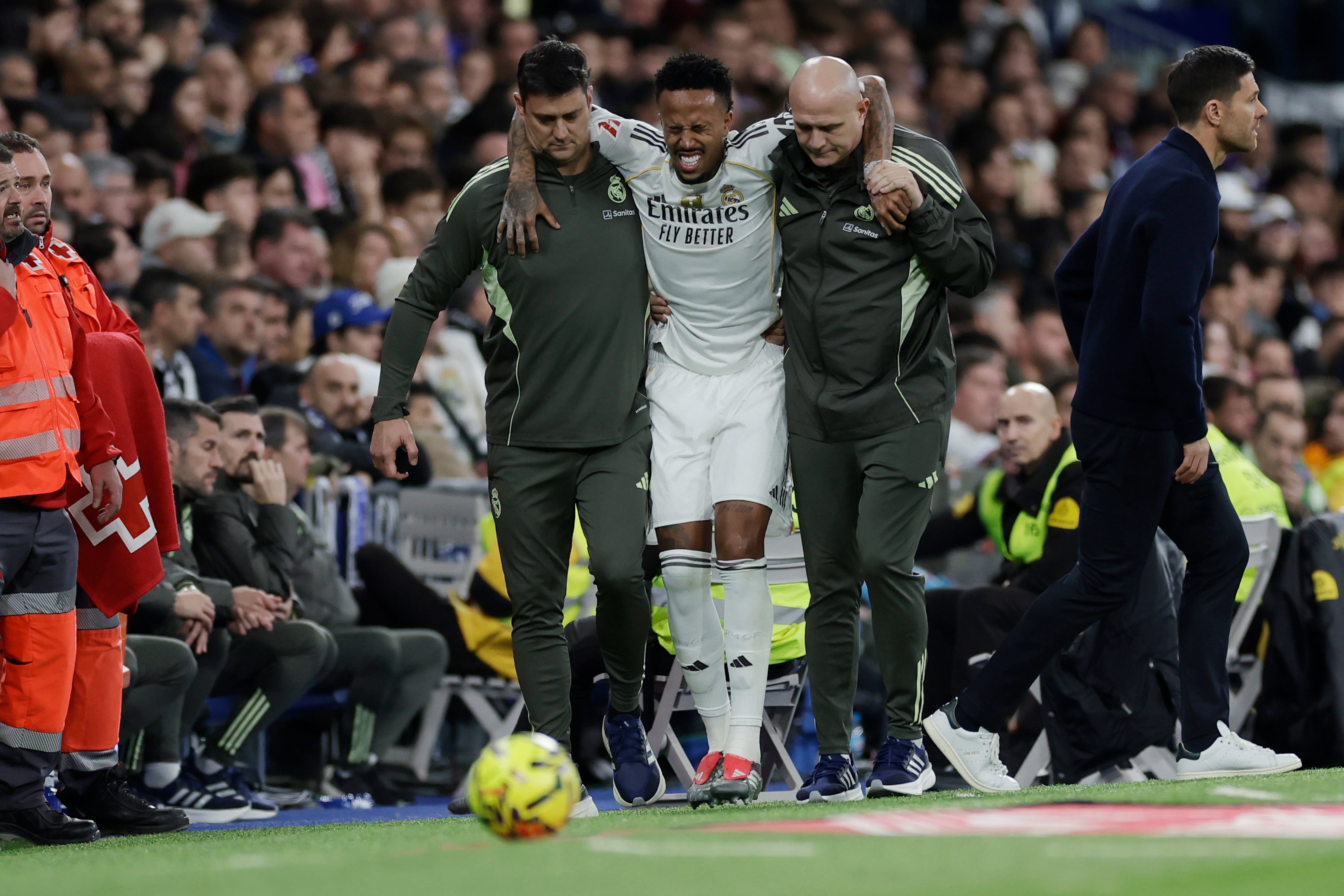 Eder Militao se retira lesionado durante el Real Madrid-Celta de Vigo