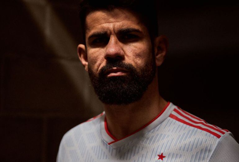 Diego Costa posa con la segunda camiseta que España lucirá en Rusia