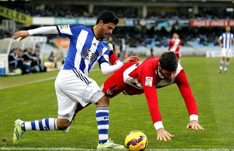 GRA220. SAN SEBASTIÁN, 17/01/2015.- El centrocampista de la Real Sociedad, Carlos Vela (i) y el defensa argentino del Rayo Vallecano Emiliano Adrían Insúa, durante el partido de la decimonovena jornada de Liga de Primera División, disputado hoy en el estadio de Anoeta de San Sebastián. EFE/Javier Etxezarreta