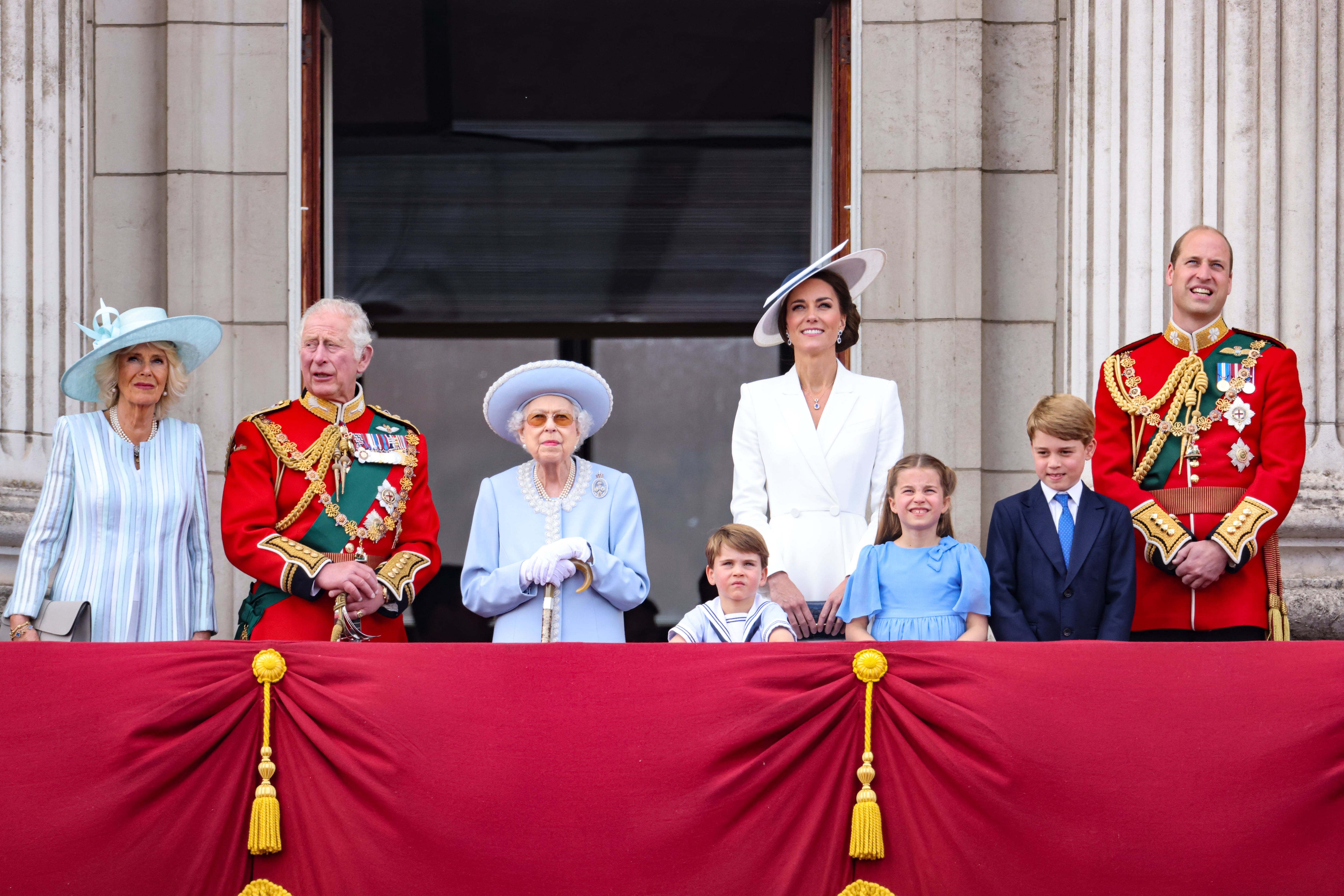 Desde la izquierda, Camilla, duquesa de Cornwall, el príncipe Carlos, la reina Isabel II, el príncipe Luis de Cambridge, Catherine, duquesa de Cambridge, la princesa Carlota de Cambridge, el príncipe George de Cambridge y el príncipe William, duque de Cambridge en el balcon del Palacio de Buckingham