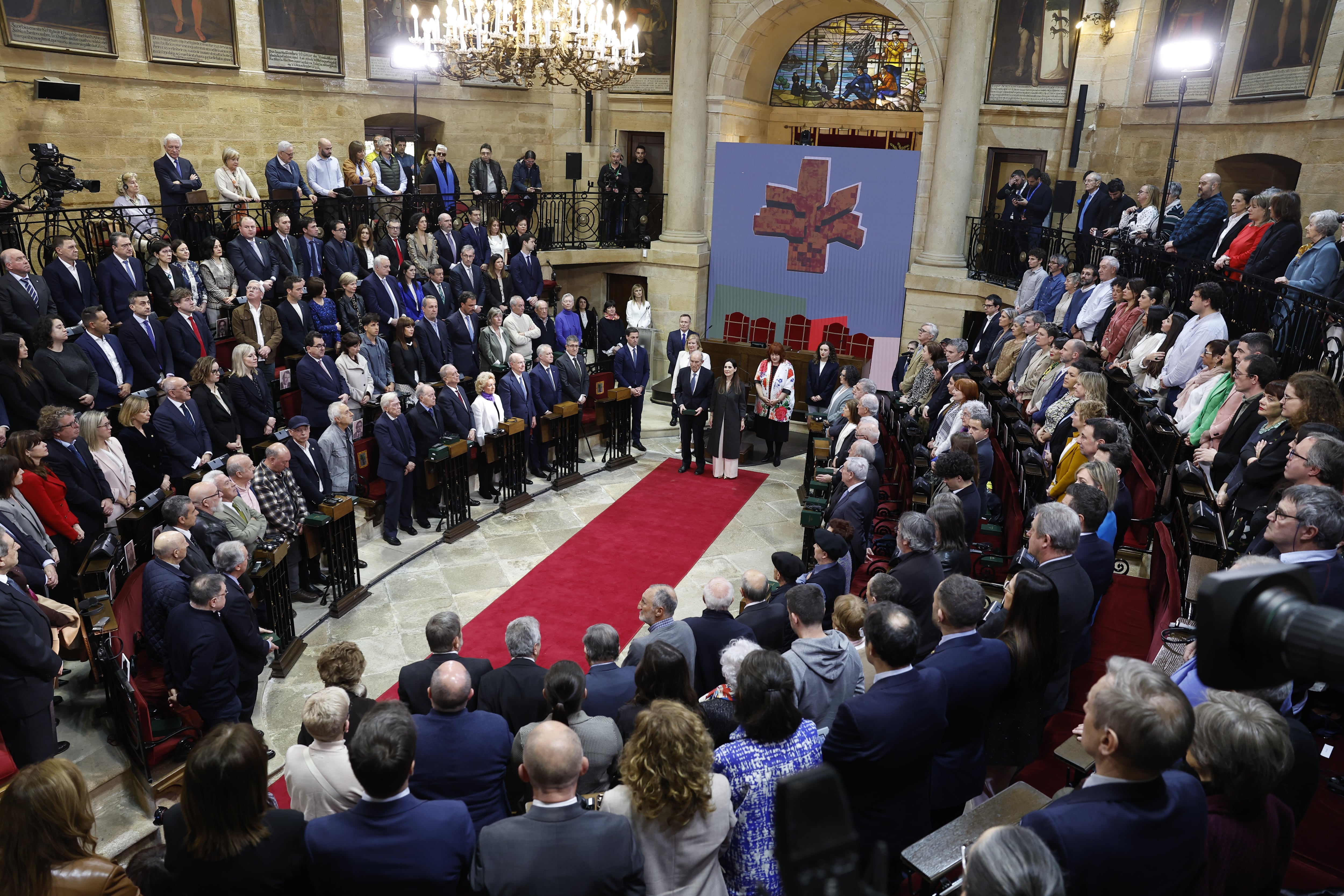 Los parlamentarios de la primera legislatura posan dentro de la Casa de Juntas. EFE/ Miguel Toña
