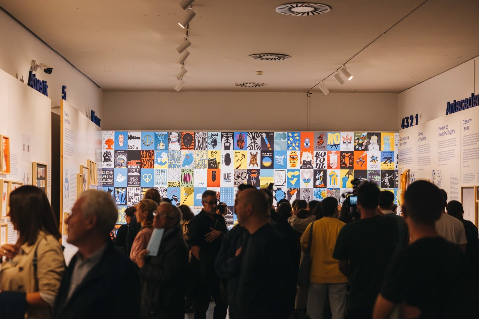 Un grupo de visitantes en una exposición del Muvim de València.