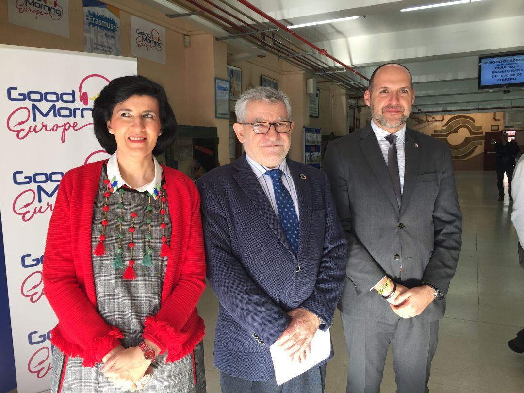 Ángel Felpeto junto a David Gómez, Delegado de la Junta y Ana María Rodríguez, Directora del IES Juan Antonio Castro