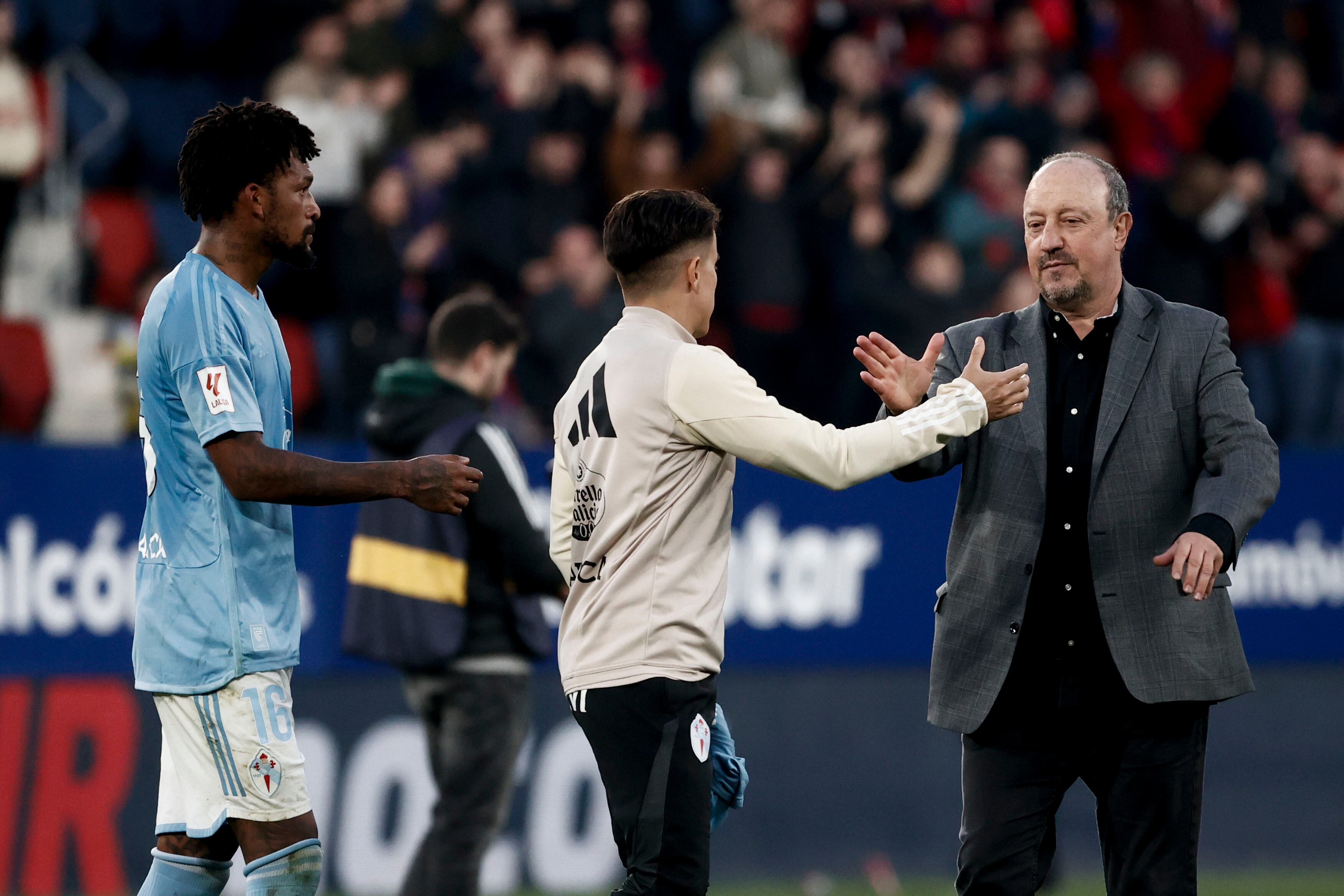 PAMPLONA, 04/02/2024.- El entrenador del Celta, Rafa Benítez (d), celebra la victoria de su equipo tras el partido de LaLiga entre el Osasuna y el Celta, este domingo en El Sadar. EFE/Jesús Diges
