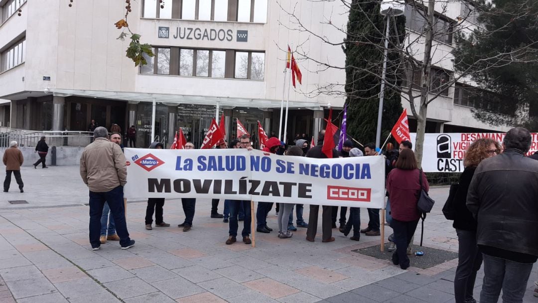 Compañeros y trabajadores de Metro se concentran frente a la sede de lois juzgados de instrucción