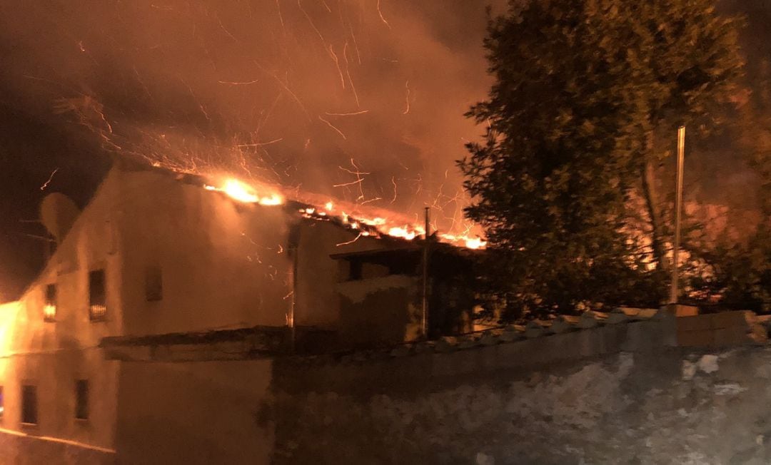 La casa quemada tenía una antigüedad de más de cien años.