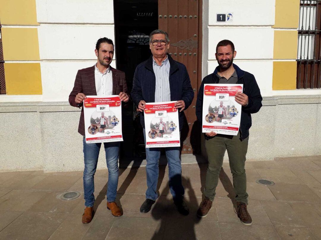 El alcalde de Pechina con el cartel de la carrera.