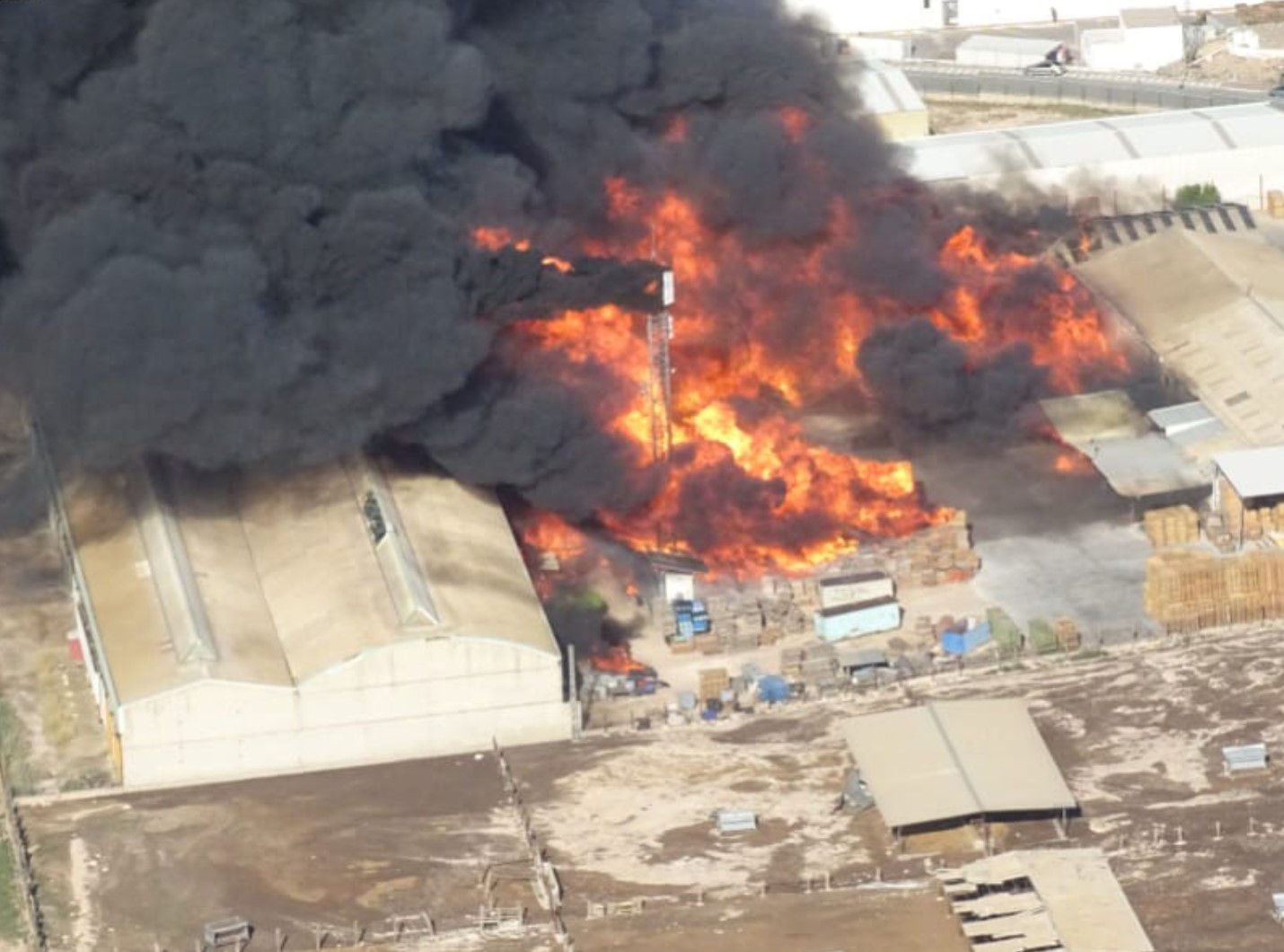 Vista aérea del incendio de una empresa en Las Torres de Cotillas