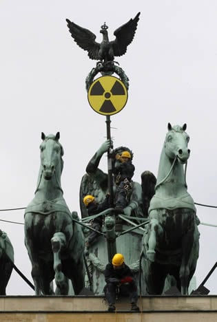 Activistas alemanes de Greenpeace han colocado símbolos antinucleares en la puerta de Brandenburgo