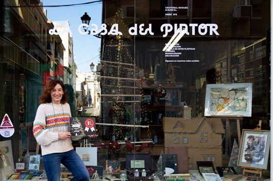 Nati Nogués, de la Casa del Pintor, ante su árbol de Navidad ganador