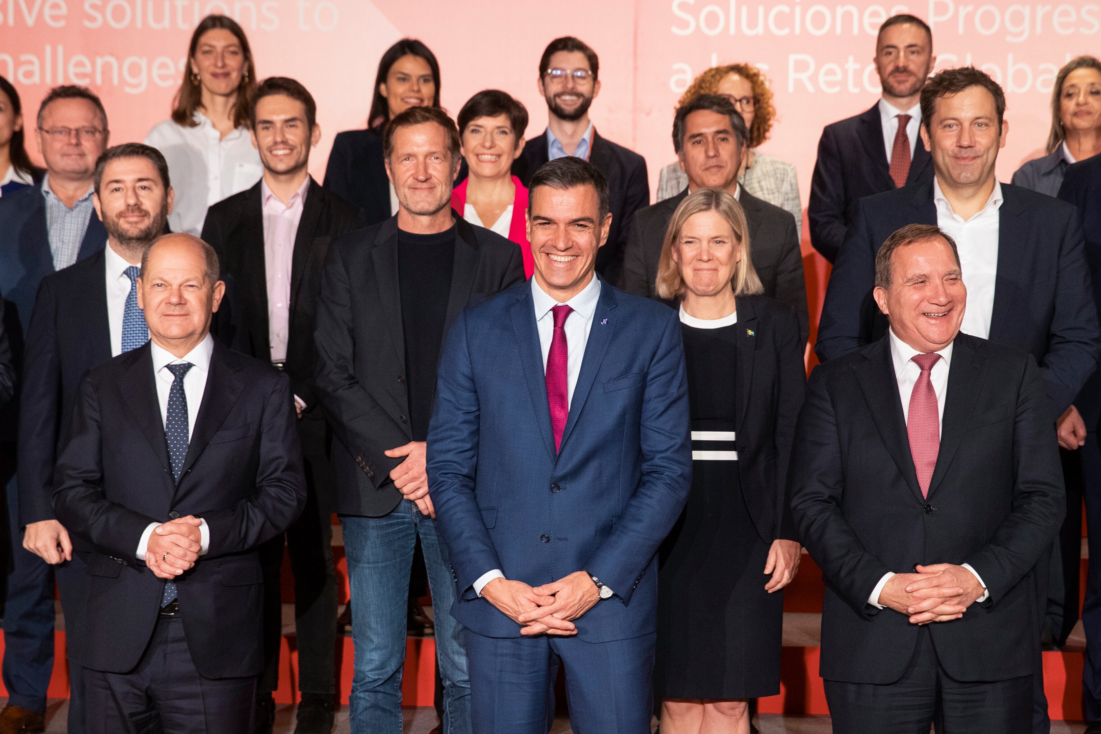 MÁLAGA (ANDALUCÍA), 10/11/2023.- El lider del PSOE y presidente en funciones de España, Pedro Sánchez (c) posa en una foto de familia con el presidente de los Socialistas Europeos Stefan Löfven (d), el canciller alemán Olaf Scholz (i), entre otros responsables políticos socialistas en el Congreso del Partido Socialista Europeo en el Palacio de Congresos de Málaga .EFE/ Jorge Zapata
