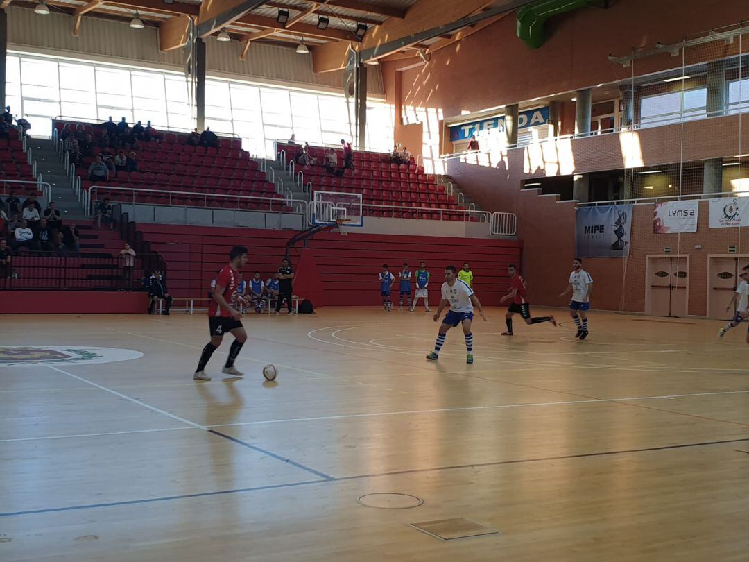 El Nueva Elda sigue acechando al líder