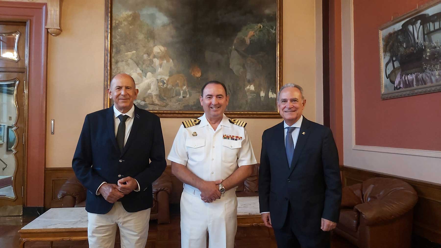 Rafael Valls, Joaquín Vegara e Indalecio Carbonell, en el Salón Largo del Círculo Industrial antes del inicio de la charla