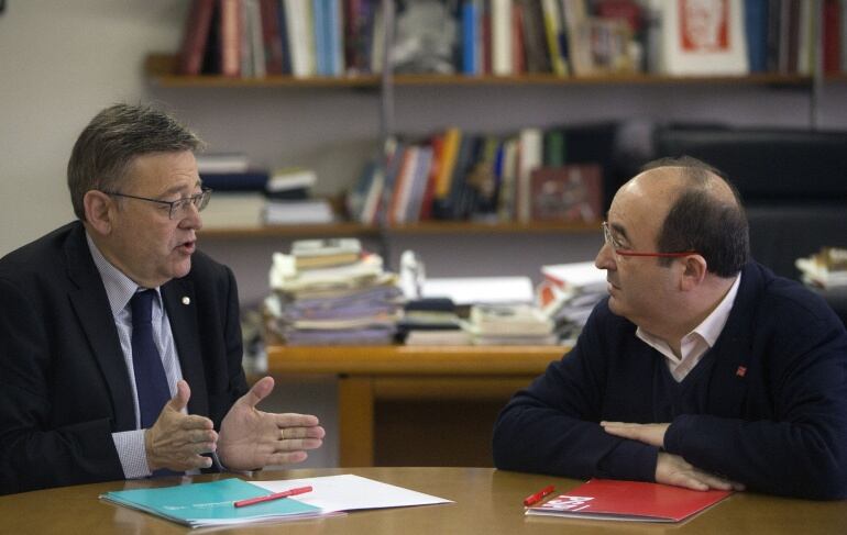 El secretario general del PSPV-PSOE y president de la Generalitat, Ximo Puig (i), y el líder de los socialistas catalanes, Miquel Iceta (d), durante la reunión que han mantenido para abordar cuestiones como el Corredor ferroviario Mediterráneo o la financ