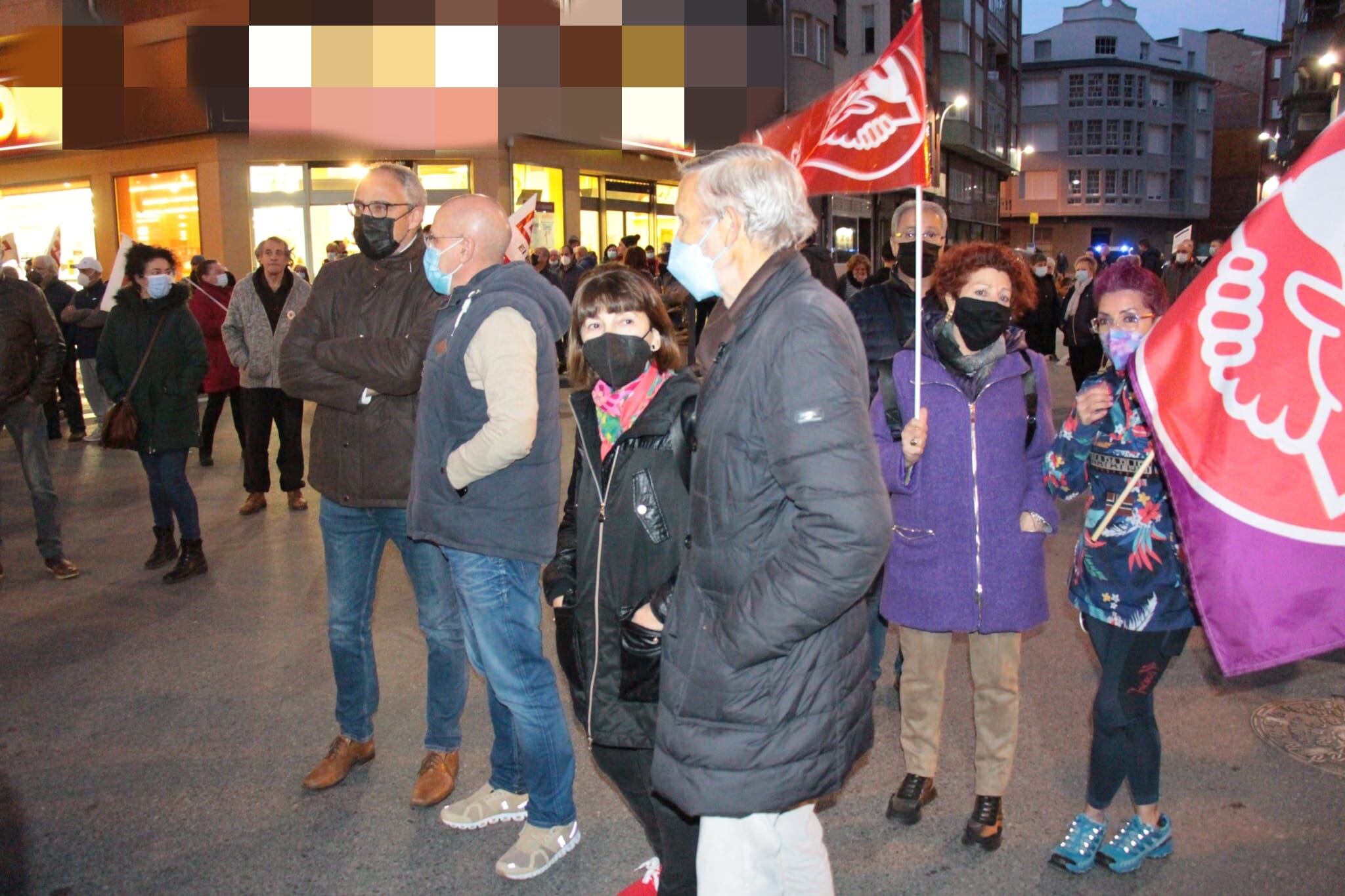 El alcalde de Ponferrada, Olegario Ramón junto a varios concejales en la manifestación por la contención de los precios convocada por CCOO y UGT