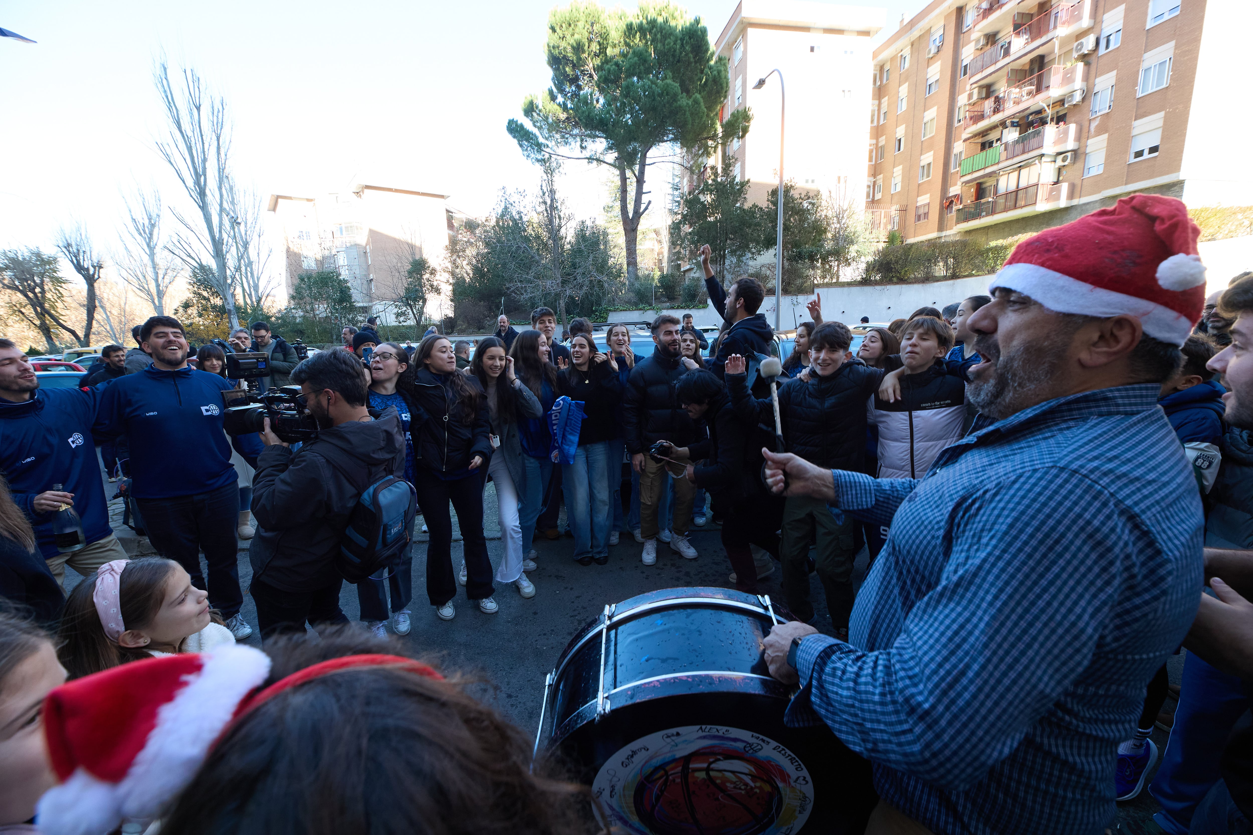 Jugadoras y familiares del CD Distrito Olímpico celebran en las calles tras tocarles El Gordo. (Jesus Hellin/Europa Press via Getty Images)