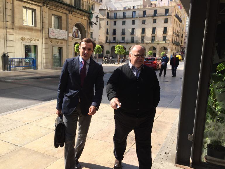 Juan Carlos Ramírez y Carlos Parodi, entrando al Ayuntamiento de Alicante