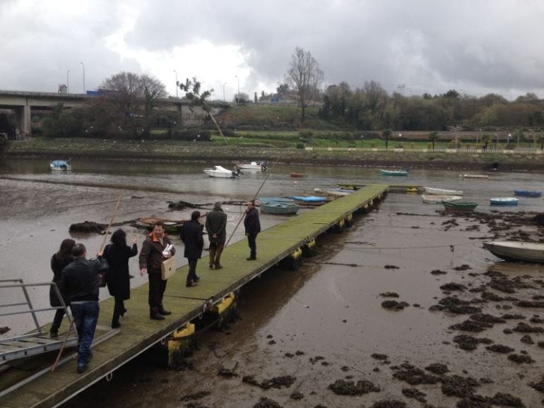 Eurodiputados visitan la ría de O Burgo para comprobar su estado.