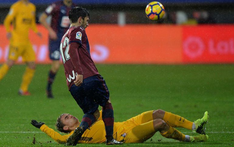 Paulo Oliveira despeja un balón ante la presión de Griezmann