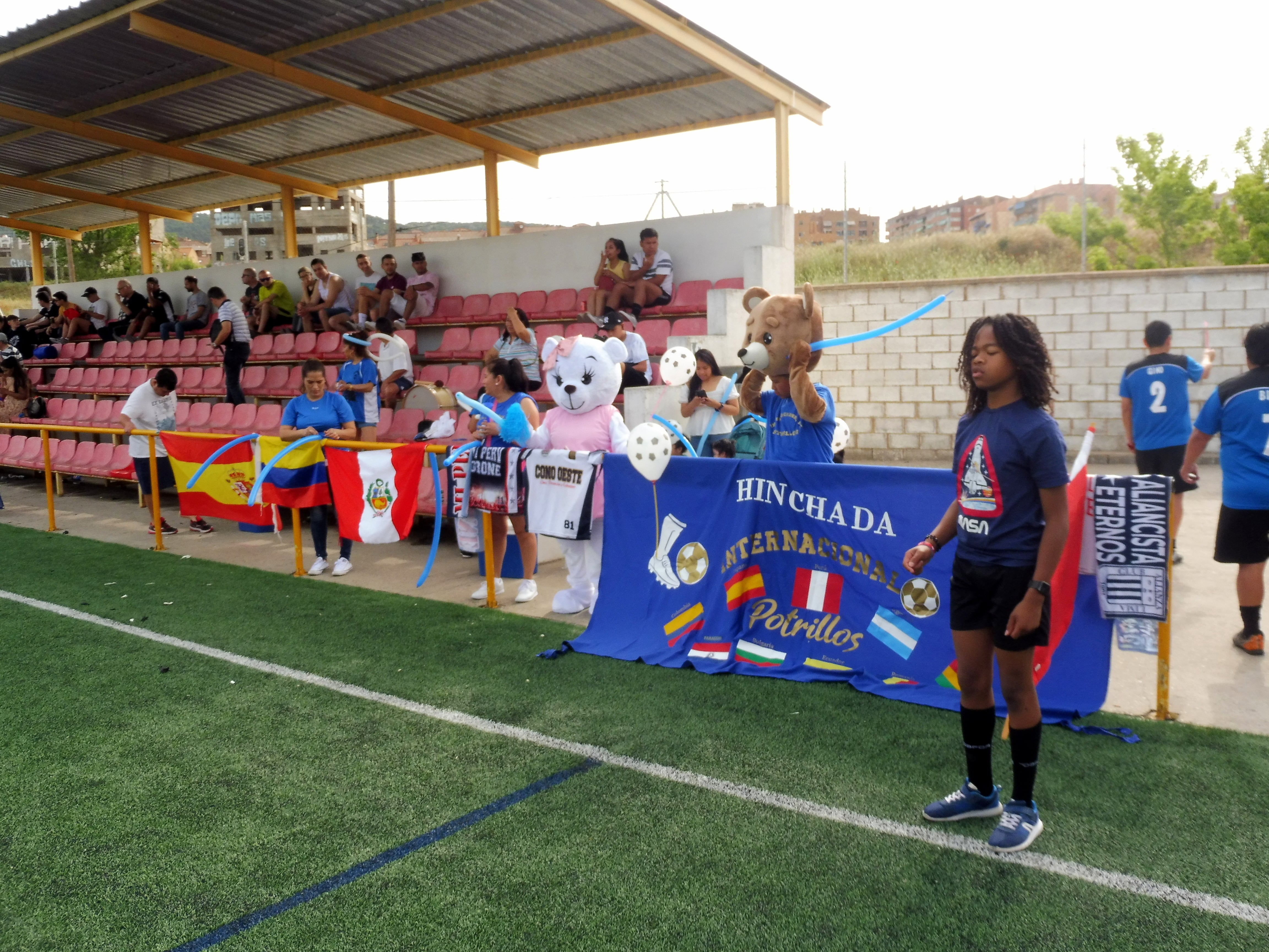 Las gradas se decoran para uno de los partidos