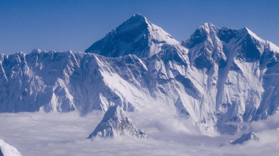 El Everest, visto desde el aire, en 2013