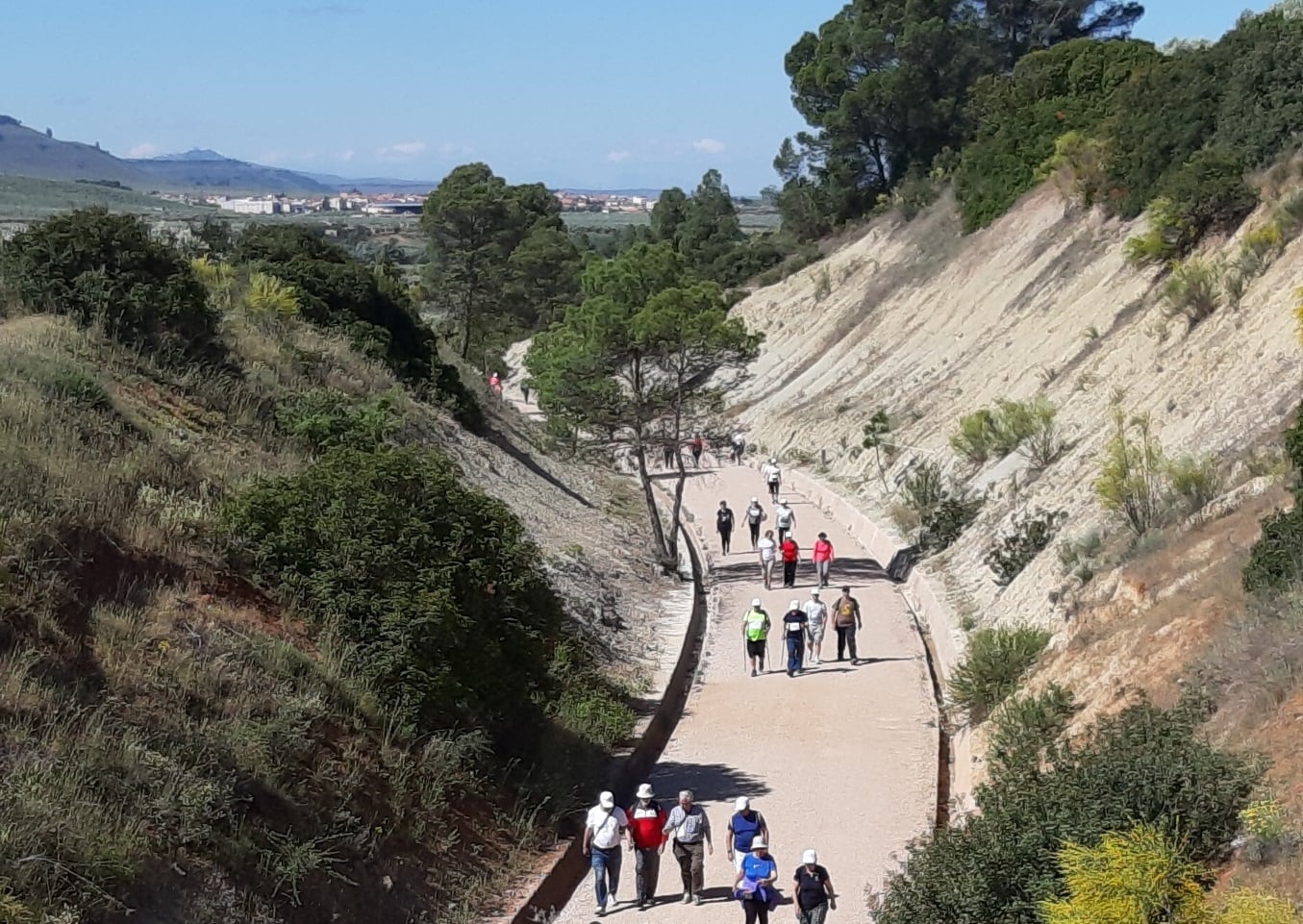 Personas caminando por La Vía Verde.
