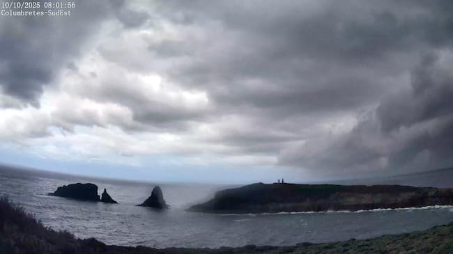 Imagen de la webcam de AVAMET donde se ve la línea de nubes que descargan con fuerza las precipitaciones en las Islas Columbretes