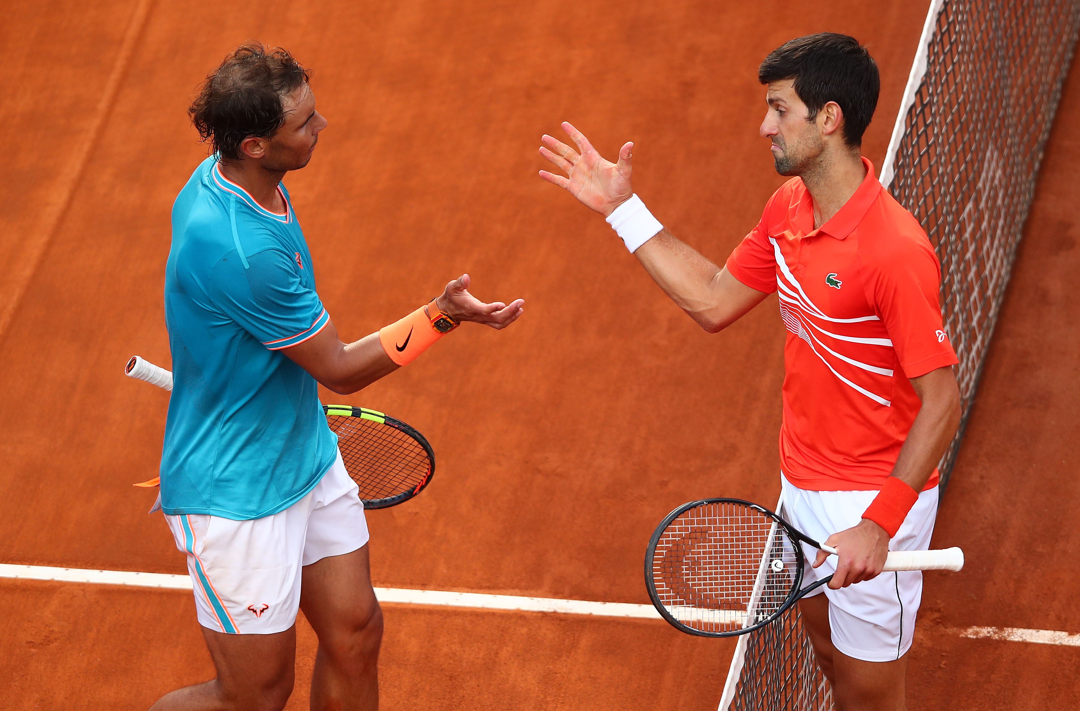 Rafael Nadal y Djokovic se dan la mano tras un partido.